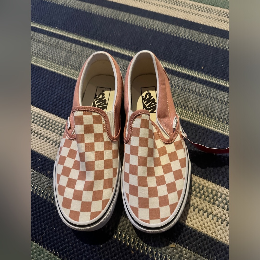 NWT VANS OFF THE WALL PINK AND WHITE
